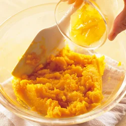 かぼちゃをゴムべらでつぶしたら、マーマレードを加えて、甘みと風味をつける。