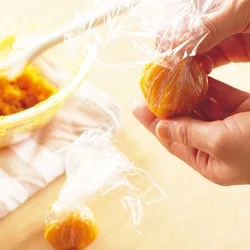 ラップで包んで、丸く形を作る。そのまま形が落ち着くまでおく。