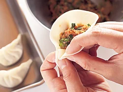 焼いている間に肉や野菜のうまみが逃げないように、餃子の口はしっかりと閉じる。