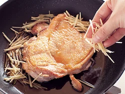 しょうがは肉の周囲に並べるようにすると、たれにしょうがの香りがついておいしく仕上がる。