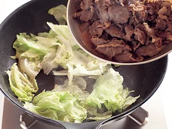 レタスは火が通りやすいので、油がまわったらすぐに牛肉を戻し入れる。
