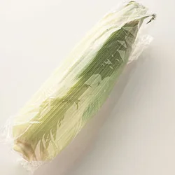 ひげを取ってから皮つきのままラップで包み、電子レンジで加熱する。