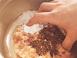 つくねだねの中にもヤンニョンジャンを入れて、よく練り混ぜる。下味はこれだけでOK。