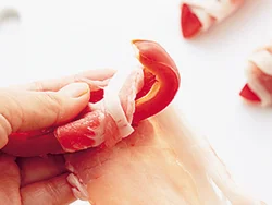 野菜に豚肉を巻きつけていき、はがれないように最後はぎゅっとにぎって留める。