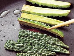 ゴーヤーの苦みが油に移るため、ほかの野菜と分けて焼く。