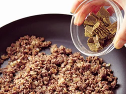 キーマカレーは水分が少ないので、ルウは刻んで加えて溶かしやすくする。