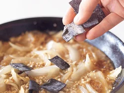 しょうゆ、砂糖を加えたところに、塩昆布を入れて風味をアップ。味に深みが出る。