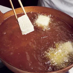片栗粉を薄くまぶすと、表面がサクッと軽い口当たりに揚がる。片栗粉は、まぶして時間がたつと豆腐になじんで少し湿るが、そのまま揚げてよい。
