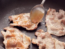 スプーンでみそだれを片面にぬり、裏返してさっと焼いてからめたら完成。少量のたれでも充分に味がからまる。