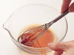 しょうがあんは電子レンジ加熱後、だまにならないようによく混ぜ合わせる。