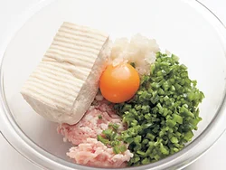 ひき肉のほかに豆腐、玉ねぎ、ピーマンを加えてヘルシーに。ピーマンは彩りもよく、歯ざわりもよい。