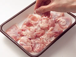 とり肉はもも肉を使ってボリューム感を出す。塩、こしょう各少々をふり、下味をつけてから焼いて。