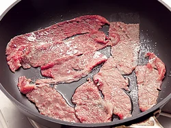 牛肉は小麦粉をふって焼くことでこうばしくなり、少し厚みが出る。