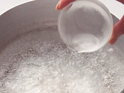 牛肉をゆでるときは熱湯に酒、塩を入れて、臭みを除く。