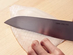 いかは味がからみやすいように表面に切り目を入れてから、一口大に切る。