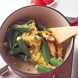 カレー粉がなじんだところでオクラを加えて、さっと炒めて、トマトを加える。炒めすぎるとオクラの色が変わるので注意。