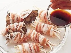 片栗粉を混ぜたたれを加えて電子レンジ加熱すると、肉に味がからみやすくなる。