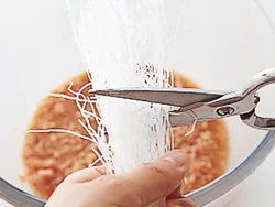 はるさめは、もどす必要なし。キッチンばさみで食べやすく切って、ひき肉などと一緒に加熱する。