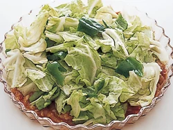火が通りにくい豚肉は耐熱皿の周囲に広げ、上から野菜を全体にのせるとむらなく加熱できる。