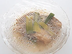 レンジ加熱後、ラップをかけたまま、余熱で火を通すと、しっとり仕上がる。