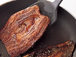 うなぎは皮目を焼いたあとに身を焼くと、皮から出た脂で身をこうばしく焼くことができる。焦げやすいので、火加減に注意して焼いて。