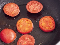 トマトは間隔をあけて並べる。くっつけて焼くと、焼き色がつく前に煮えてしまいがち。なるべく触らないようにして離して焼くと、上手に仕上がる。
