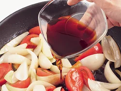 トマトを加えてからわりしたを加えて。トマトに甘みがあるので、普通のすき焼きのわりしたよりも、砂糖は控えめ。