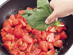 バジルの甘くさわやかな香りが移り、フレッシュなトマトが奥行きのある本格的な味わいに。