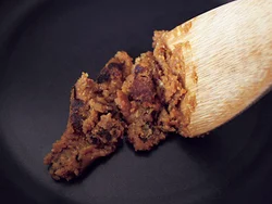 みそをフライパンにぬったら、最初はいじらずに焼く。下面に焼き色がついたら返して全体をこんがりと。
