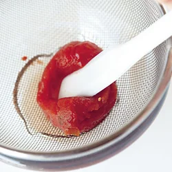 ホールトマトはうまみが強く、特有の青臭さがないので、おいしく仕上がる。