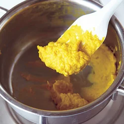 かぼちゃに牛乳を混ぜて煮詰めるひと手間で、なめらかな口当たりのフローズンヨーグルトになる。
