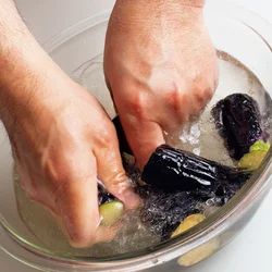 なすは油で揚げると、コクが加わってうまみが増し、皮の色が鮮やかに。これを冷水にとってもむことで、なすの繊維がほぐれ、短時間煮るだけで味がしみこむ。油も適度に抜けるので、仕上がりの味がしつこくならない。