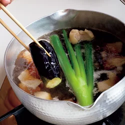 水の中でもんだなすは、繊維がほぐれ、味がしみこみやすくなっているので、煮汁に加えたら、2〜3分煮ればＯＫ。