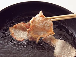 豚肉からシュワシュワと泡が出てきて脂の部分にこんがり揚げ色がついたら上下を返す。
