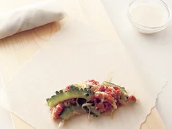 牛肉と野菜は下味をつけて混ぜたら、生のまま皮で巻く。揚げれば中まで火が通る。ゴーヤーは薄切りにするので苦みも気にならなくなる。