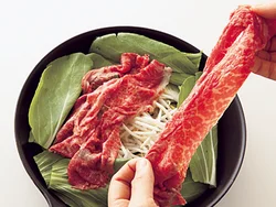 にんにく、もやし、チンゲンサイ、牛肉の順に重ねる。蒸し焼きにしたにんにくは、つぶしてたれに混ぜるとこうばしいごまだれになる。