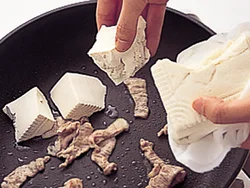 豆腐は炒めて水けをとばすので、水きりいらず。ペーパータオルで軽く水けを押さえるだけでOK。