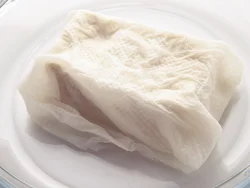 豆腐は電子レンジで軽く水きりしたあと、出た水けをペーパータオルでふいてから使う。