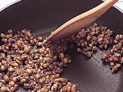納豆は粘りが少なくなり、糸もあまりひかなくなるくらいポロポロになるまでよく炒める。