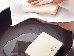 豆腐は厚みを切ってから、ペーパータオルでそれぞれ水けを押さえるだけですぐ焼ける。