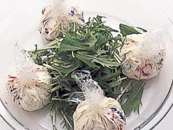 水菜を中心に置き、豆腐だねを四隅に均等になるように置く。