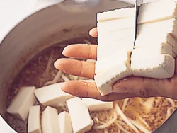 汁だくで煮るので、豆腐は水きりせずに切って加えればOK。