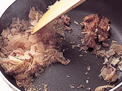 削りがつおはいり、みそは焼きつけて香りを引き出すことで、風味のいい冷や汁に。