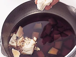 豆腐は水きりいらず。細かくくずしながら煮汁に入れるだけ。