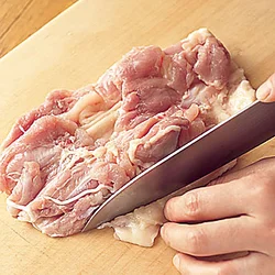 下味は、肉の余分な黄色い脂を除いて一口大に切ってから、肉と一緒にポリ袋に入れ、よくもみ込んで5〜10分おいてなじませる。