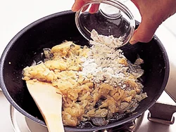 玉ねぎがしんなりしたところで小麦粉を入れ、全体を炒め合わせておくと、だまにならない。