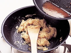 小麦粉が全体になじんだところで、肉のうまみが出た肉汁を加え、様子を見て水分を足してのばす。