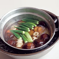 冷やすときは、まず鍋ごと氷水につけるとよい。さめていくときに、たねに煮汁がしみこむ。
