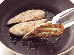 ささ身は焼きすぎてかたくならないように、最初に片面にしっかり火を通し、返したらさっと焼く。