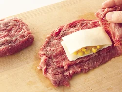 揚げるときにチーズが溶け出さないように、牛肉でしっかり全体を包み込んで。